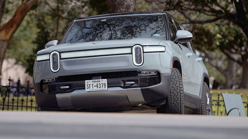 Rivian fordert mit seinen Fahrzeugen Tesla in den USA heraus. (Archivbild) Foto: Eric Gay/AP/dpa