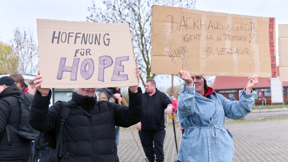Viele Menschen litten merklich mit und verfolgten das Geschehen aufmerksam. Foto: Marcus Golejewski