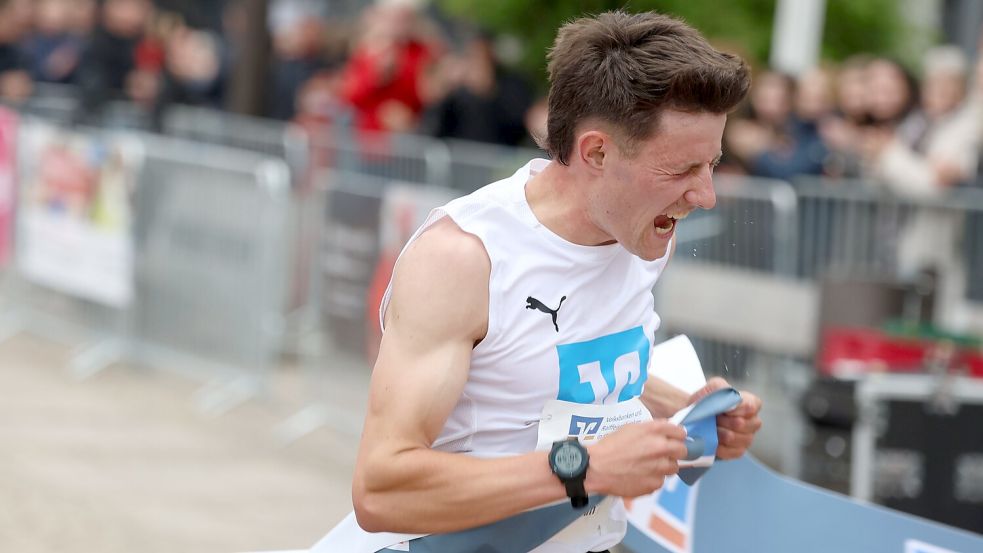 Tim Veith schrie seine Freude über den Sieg auf der Aurich-Etappe laut hinaus. Foto: Wilfried Gronewold