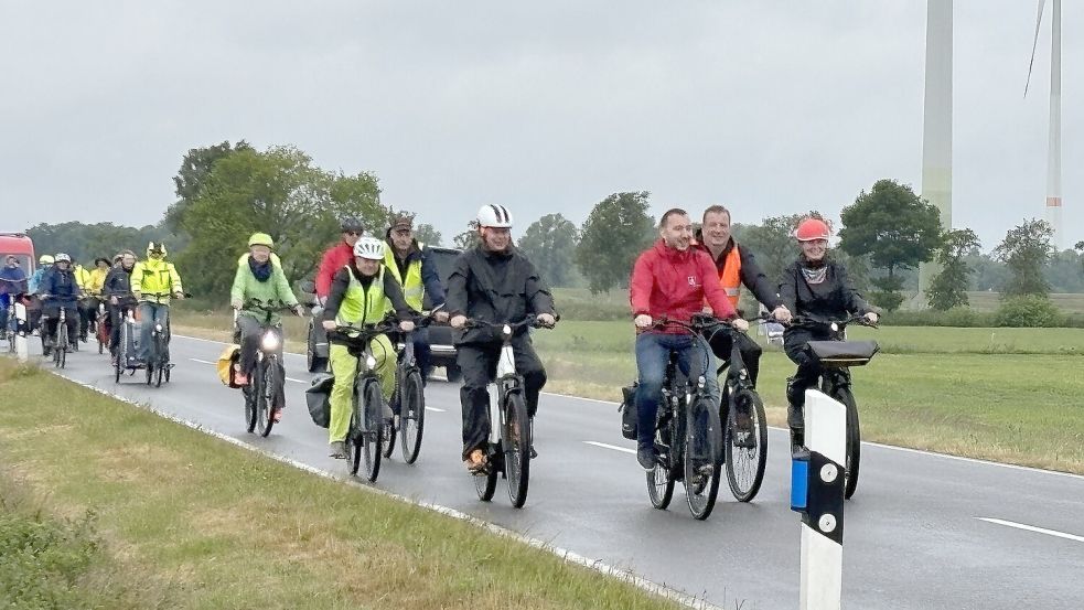 Jedes Jahr wird auf dem Fahrrad für den Bau eines Radwegs zwischen Riepe und Oldersum demonstriert. Das Bild zeigt die Aktion im vergangenen Jahr. Foto: Karin Böhmer/Archiv