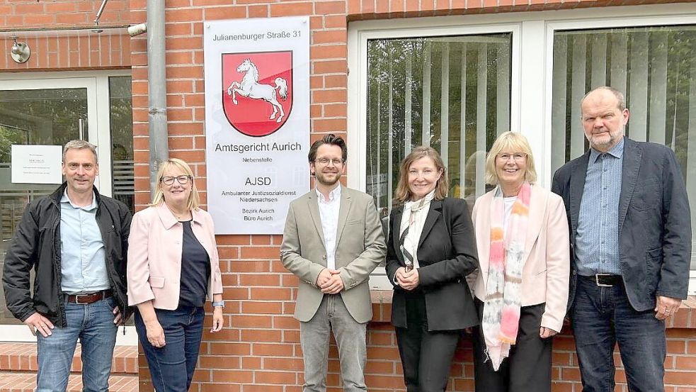 Sie eröffneten die neue Nebenstelle (von links): Manfred Hicken und Maren Hohensee (Amtsgericht Aurich), Christoph Klahn (AJSD), Anke van Hove (OLG Oldenburg), Frauke Seewald (Landgericht Aurich) und Albrecht Böckmann (AJSD). Foto: Amtsgericht Aurich