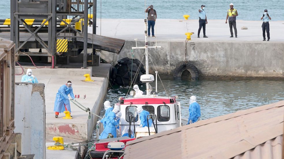 Gesundheitspersonal in Schutzkleidung evakuiert Patienten vom Kreuzfahrtschiff „Hondius“ in einem Hafen. Foto: Misper Apawu