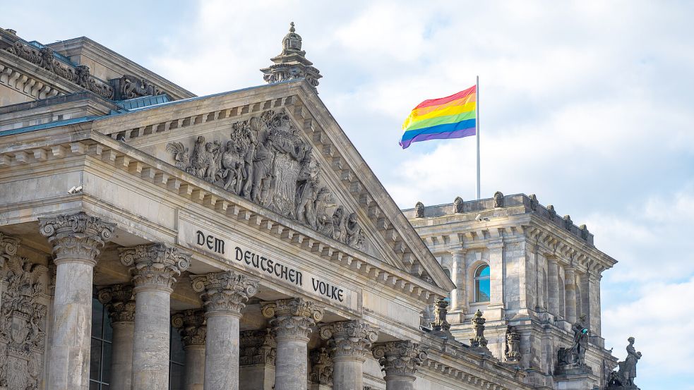 Der internationale Tag gegen Homophobie geht auf den 17. Mai 1990 zurück als die Weltgesundheitsorganisation (WHO) beschlossen hat Homosexualität von der Liste psychischer Krankheiten zu streichen. Foto: dpa/Christophe Gateau