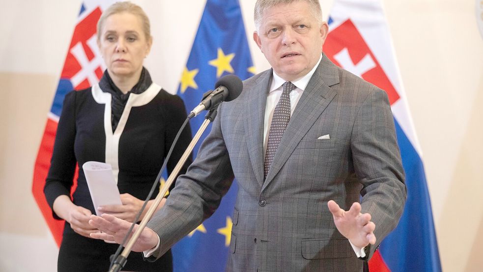 Die sozialdemokratische Wirtschaftsministerin Denisa Sakova und der linkspopulistische Ministerpräsident Robert Fico hatten die unterschiedlichen Treibstoffpreise für In- und Ausländer bisher verteidigt. (Archivbild) Foto: Martin Baumann