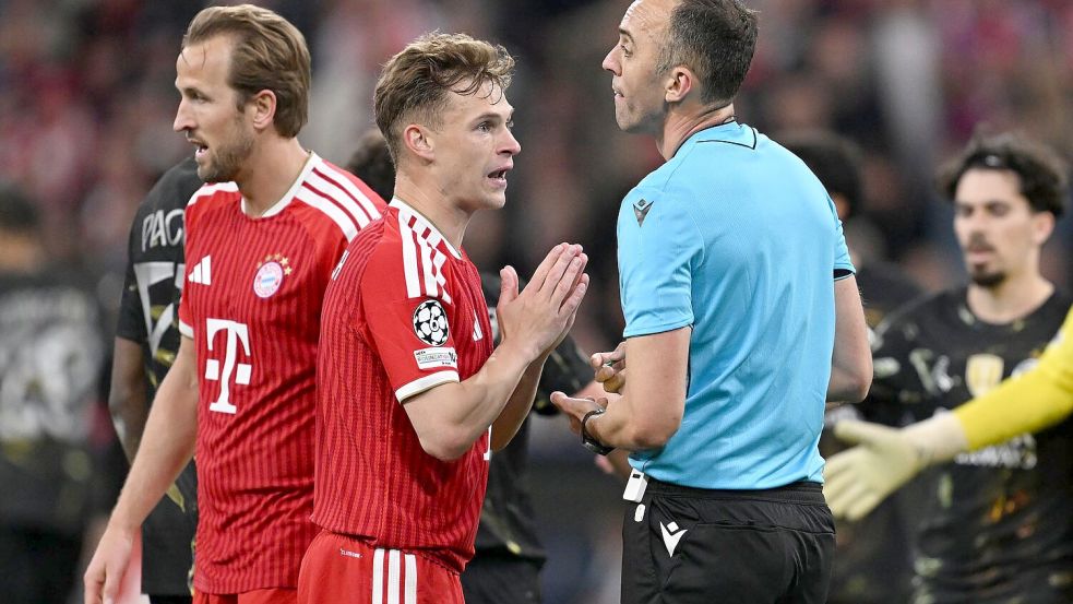 Kimmich reklamiert bei Schiedsrichter Pinheiro. Foto: Sven Hoppe