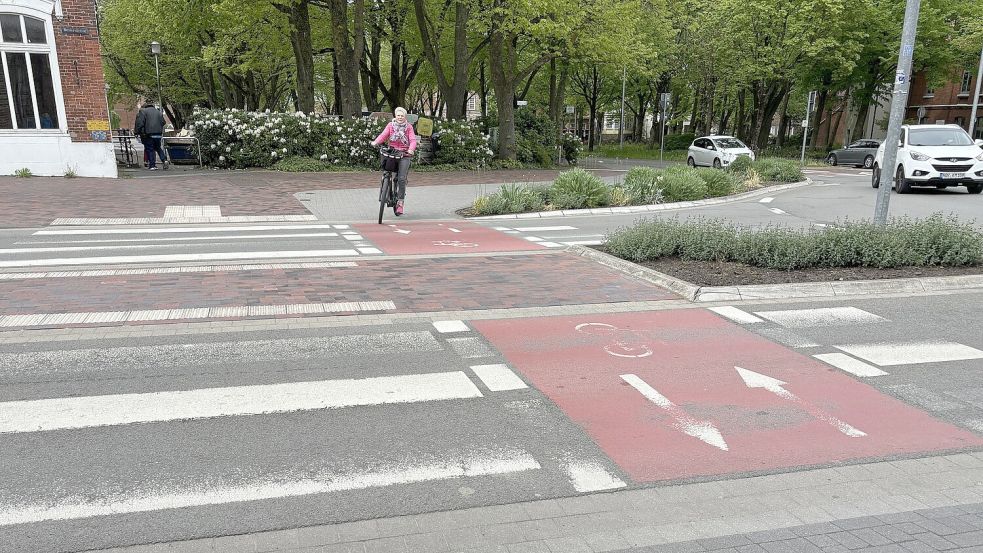 Noch haben Radfahrer eine eigene Spur am Kreisverkehr. Die soll nun entfernt werden. Foto: Rebecca Kresse