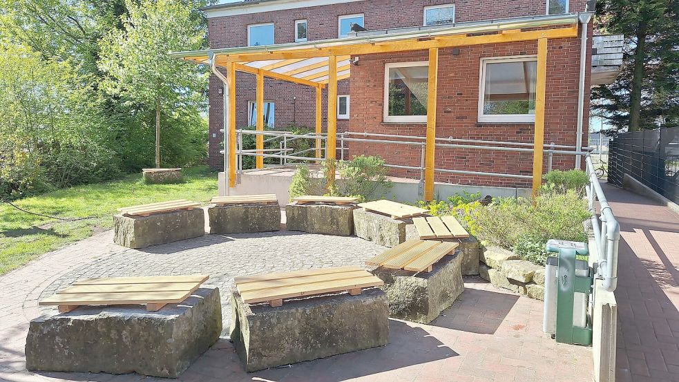 Ermöglicht wurde der Bau von Überdachung und Sitzgelegenheiten durch Spendengelder des Hilfswerks „Ein Herz für Ostfriesland“. Foto: Tagesaufenthalt Emden