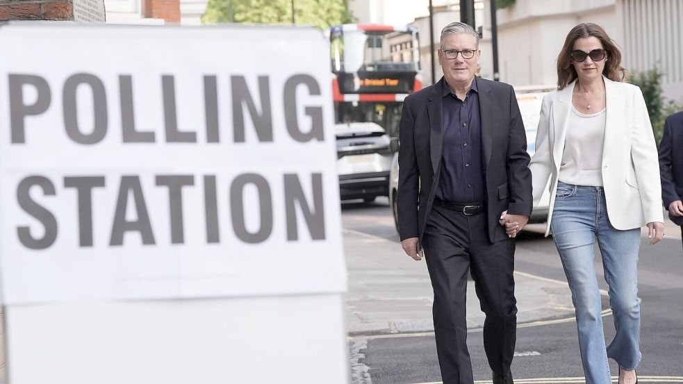 Der britische Premier Keir Starmer und seine Frau Victoria auf dem Weg zum Wahllokal. Foto: Stefan Rousseau