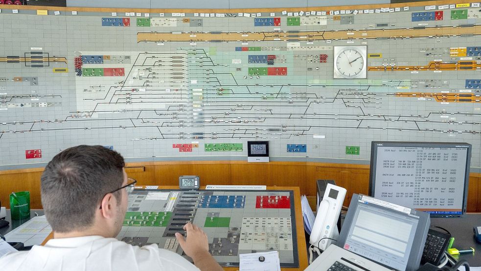 Nicht wenige Stellwerke der Bahn sind bereits 60 oder 70 Jahre alt und können nicht mehr mit neuerer Technik ausgestattet werden. Dann hilft nur der Neubau. Foto: Stefan Puchner/dpa
