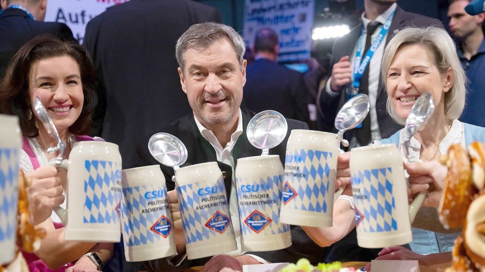Angelika Niebler (r) ist eine der Stellvertreterinnen von CSU-Parteichef Markus Söder. Hier ist sie rechts zu sehen, wie sie mit Söder und Dorothee Bär (l) beim Politischen Aschermittwoch anstößt. (Archivbild) Foto: Sven Hoppe