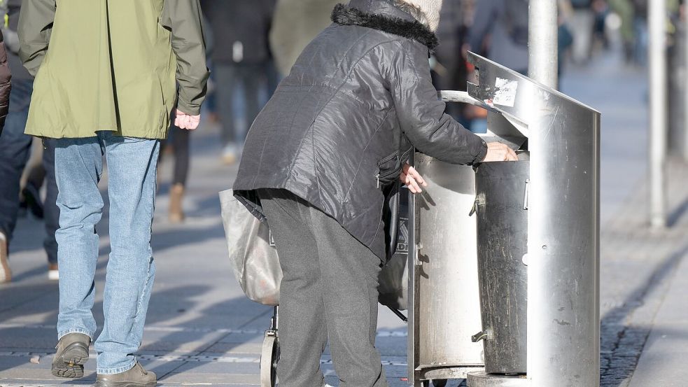 Eine alte Frau sucht in einem Mülleimer nach Pfandflaschen. Die Altersarmut wird nach Einschätzung des Pestel-Instituts in den kommenden Jahren zunehmen, wenn die Bundesregierung keine Gegenmaßnahmen ergreift. (Symbolbild) Foto: Sebastian Kahnert