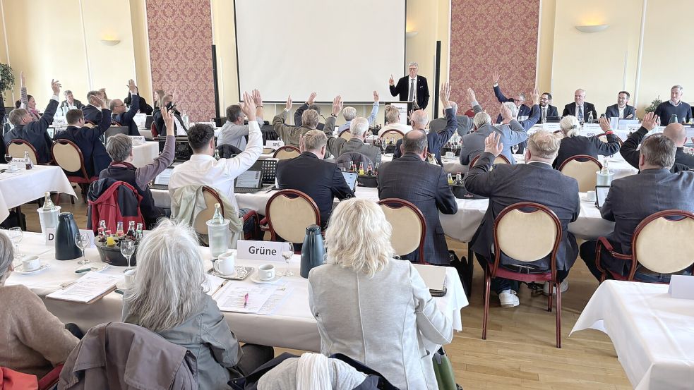 Nicht alle Hände gingen am Mittwochnachmittag nach oben im Auricher Hotel am Schloss. Die Grünen-Fraktion (im Vordergrund) stimmte zusammen mit anderen nicht für die Klinik-Fusion in der gewünschten Form. Foto: Aiko Recke