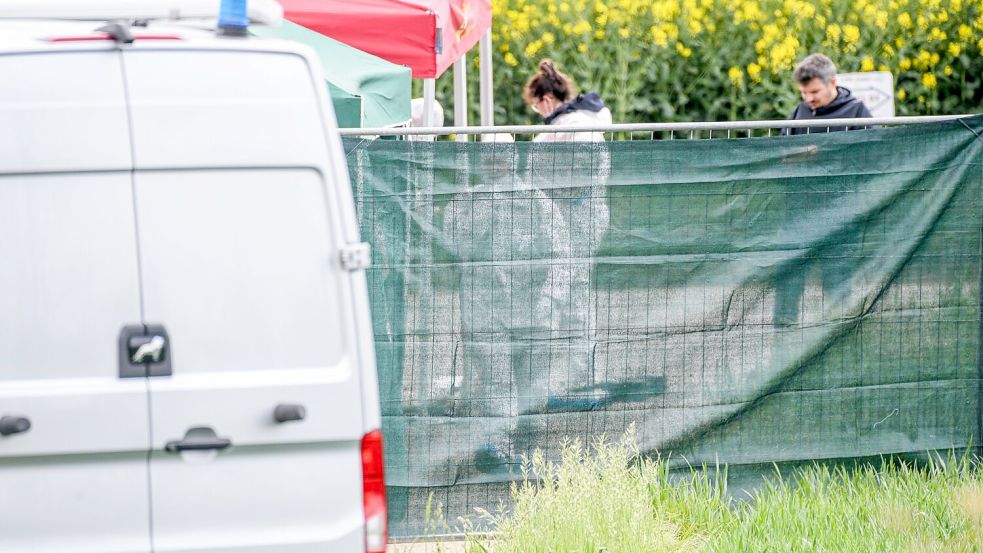 Der Leichenfundort wurde großräumig abgesperrt. Foto: Jason Tschepljakow/dpa