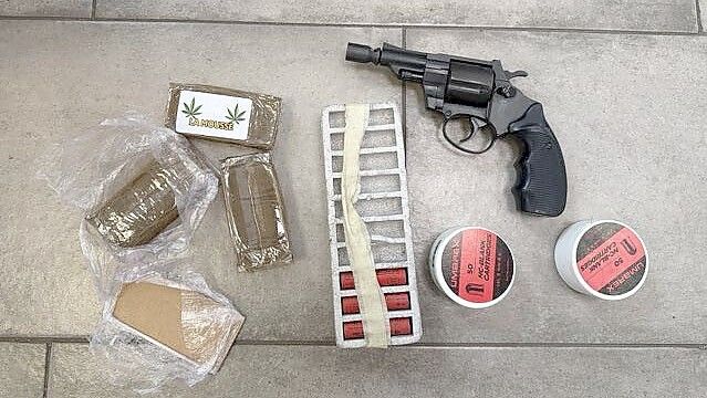 Auf einem Foto zeigt die Polizei einen Teil der Drogen und Waffen, die am Dienstag sichergestellt wurden. Foto: Polizeidirektion Osnabrück