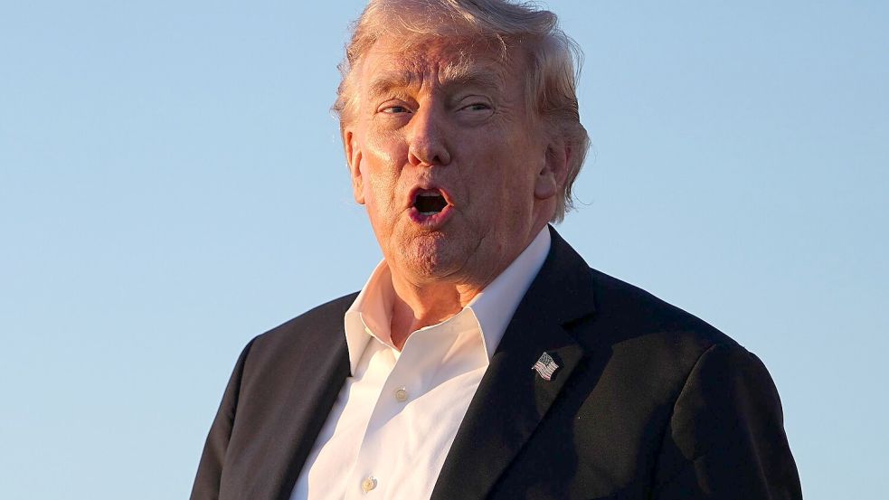 Trump setzt der EU eine Frist zur Umsetzung der Zollvereinbarung - und droht andernfalls mit höheren Zöllen. (Archivbild) Foto: Matt Rourke