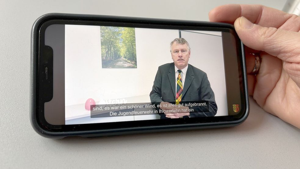 Der Ihlower Bürgermeister in einem seiner wöchentlichen Videos aus der Reihe „Neeis ut Ihlow“. Foto: Christin Wetzel