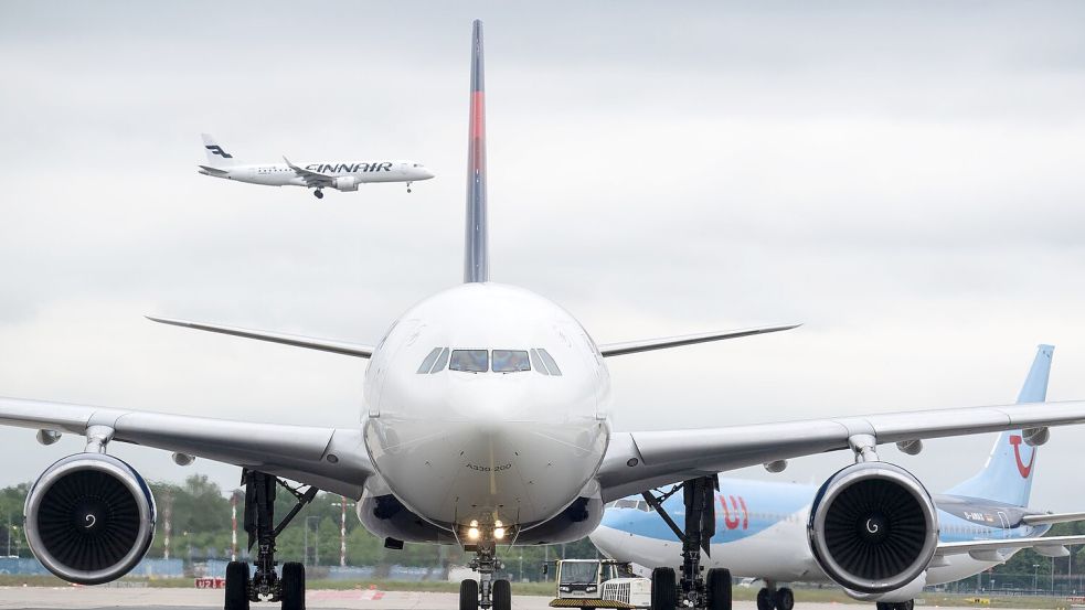 Hohe Kerosinpreise sind laut EU-Kommission kein außergewöhnlicher Umstand: Fluggäste müssen bei Flugstreichungen entschädigt werden. Foto: Boris Roessler