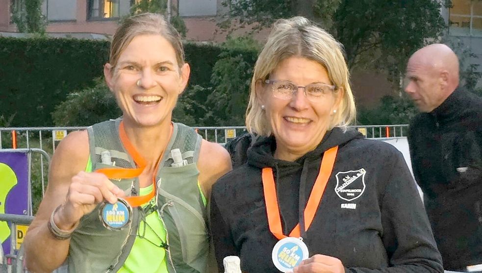 100 beziehungsweise 50 Kilometer haben Ilka Schmidt (links) und Karin Jelen Hartema in Winschoten geschafft. Foto: Richard Hartema
