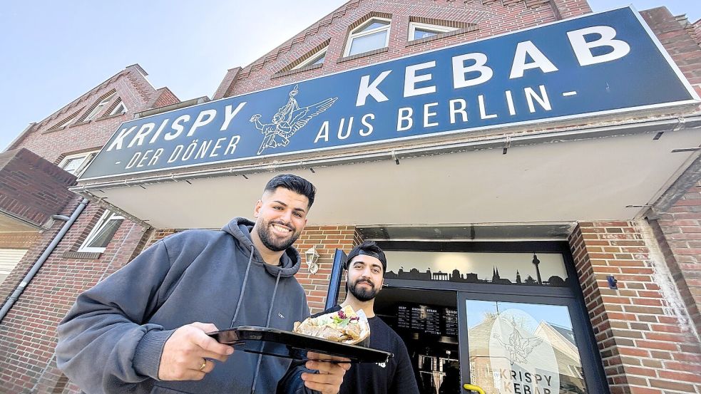 Sergen Kolcu (links) steht vor der Filiale von Krispy Kebab in Leer. Nun hat es eine Einigung im Namensstreit gegeben. Foto: Vera Vogt/Archiv