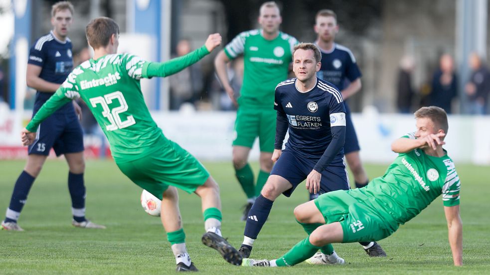 Eintracht Ihlow (grüne Trikots) empfangen den TSV Riepe (dunkle Trikots) zum Spitzenspiel der Fußball-Ostfrieslandliga. Das Hinspiel gewann Ihlow mit 3:2. Foto: Jens Doden, Emden