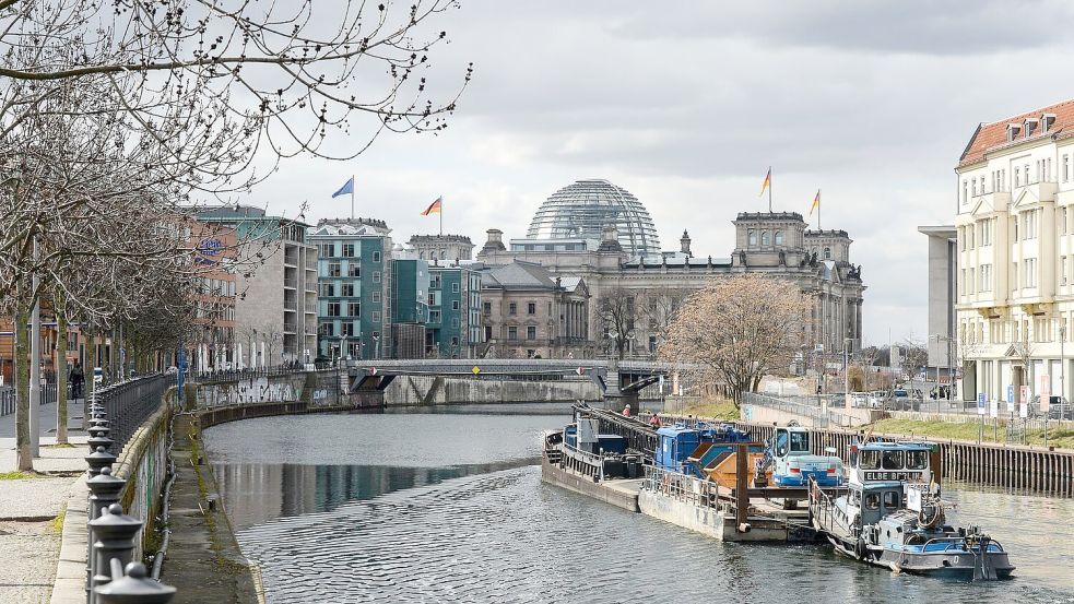Am Schiffbauerdamm - rechtes Spreeufer Richtung Reichstagsgebäude - entsteht ein neues Quartier unter anderem mit Bundestagsbüros. Ein Teil des Projekts soll nach dem Willen von Bundestagspräsidentin Julia Klöckner (CDU) und Vizepräsident Omid Nouripour aber aus Kostengründen gestoppt werden. (Archivbild) Foto: Jens Kalaene