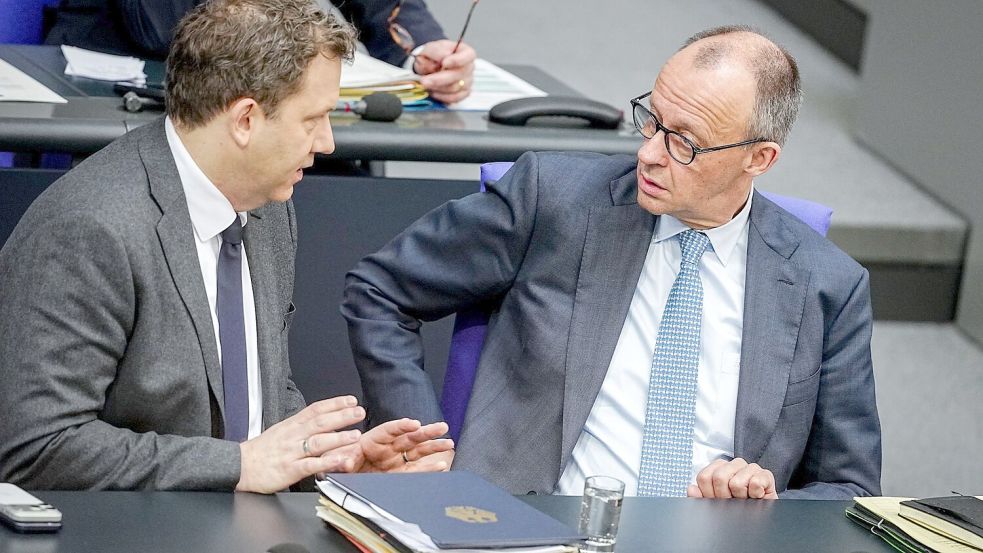 Bundeskanzler Friedrich Merz (r., CDU) und Vizekanzler Lars Klingbeil (SPD) treffen sich am Dienstag mit den Spitzen der Koalition zu Beratungen im Koalitionsausschuss. Foto: Kay Nietfeld/dpa