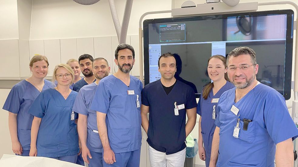 Das Team des Herzkatheterlabors rund um die operierenden Oberärzte Louay Alhaiany (4. von rechts) und Mohamad Alzaim (rechts). Foto: privat