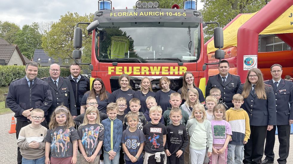 Mitglieder der Einsatzabteilung, Jugendfeuerwehr und Verbänden begrüßten die Kinderfeuerwehr Plaggenburg im Kreis der Feuerwehrfamilie. Foto: Mieke Matthes