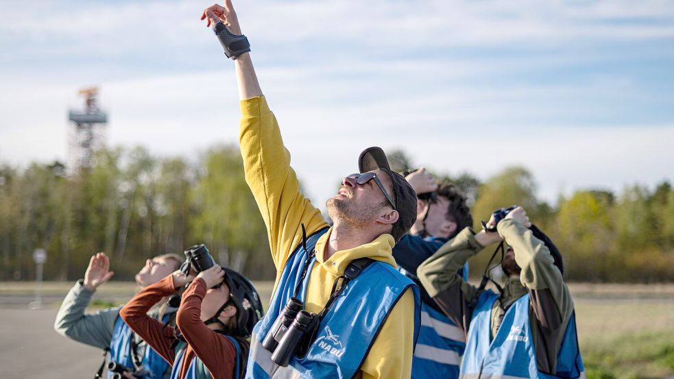 Ohne Fernglas geht beim Birden nichts. Foto: Fabian Sommer