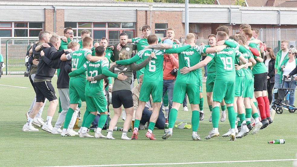 Auf in die Bezirksliga: Die Ihlower zeigten nach dem Derbysieg einen Meistertanz. 600 Zuschauer verfolgten das Spiel. Fotos: Wilfried Gronewold