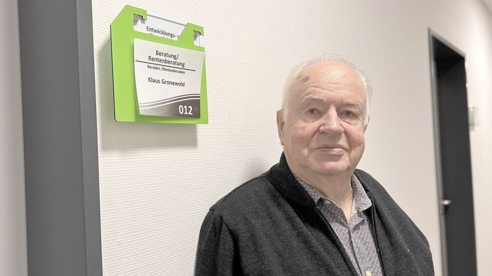 Klaus Gronewold vor dem Büro im Ihlower Rathaus, in dem er jeden Donnerstag Ihlower in Rentenfragen berät. Foto: Christin Wetzel
