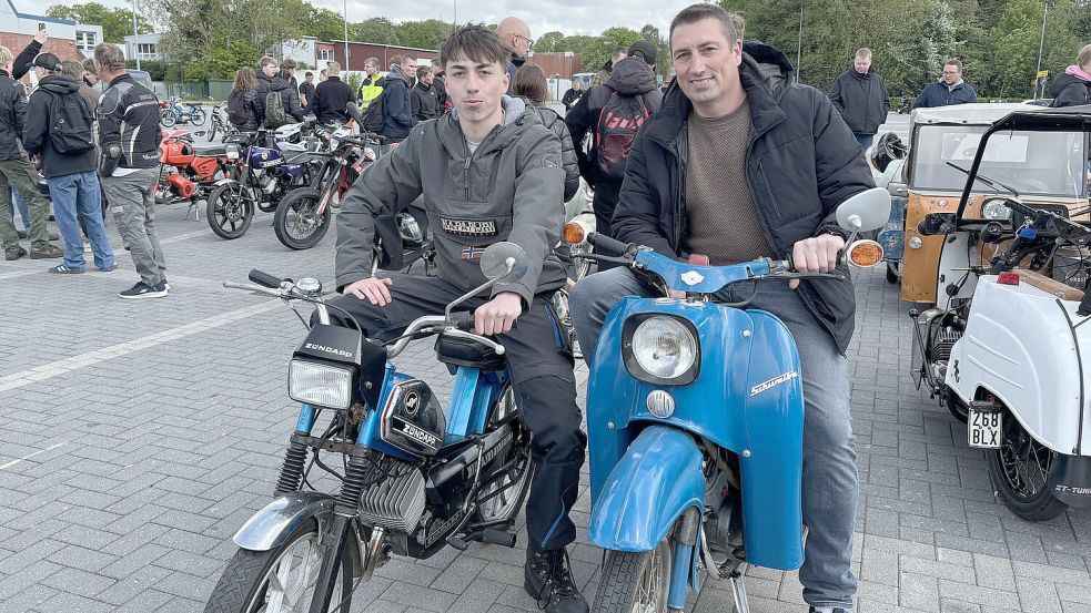 Elias Wempen und Vater Mirco schrauben gemeinsam an den Zwei-Taktern. Dass die Idee eines Auricher Mofa- und Modetreffen so zündete, hätten sie nicht vermutet. Foto: Mieke Matthes