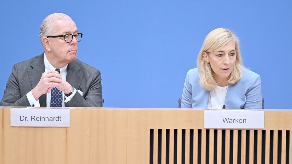 Ärztepräsident Reinhardt begrüßt Ministerin Warken beim Ärztetag - mit Kritik? (Archivbild) Foto: Soeren Stache/dpa