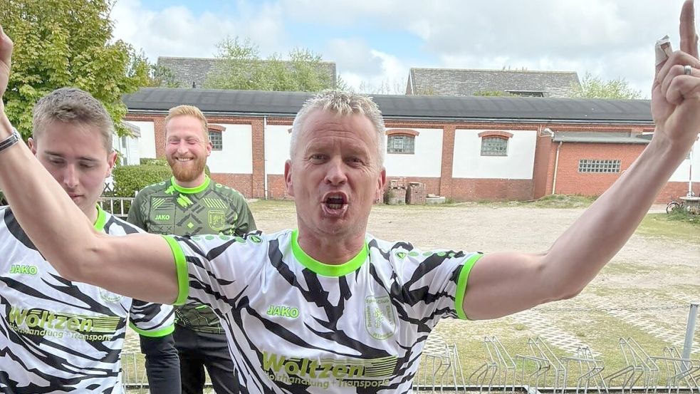 In der Nachspielzeit bekam Wiesens 55-jähriger Trainer Jörg Möhlmeyer auch Spielzeit beim Auswärtsspiel auf Borkum. Foto: privat