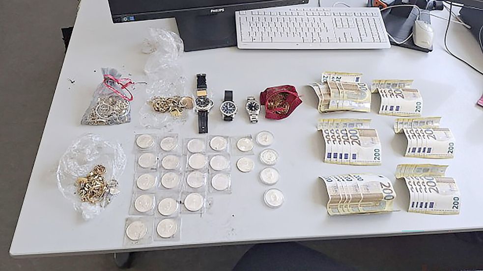 Ein Kind einer Kitagruppe hat auf einem Berliner Spielplatz Silbermünzen und andere Kostbarkeiten gefunden. (Handout) Foto: -/Polizei Berlin/dpa