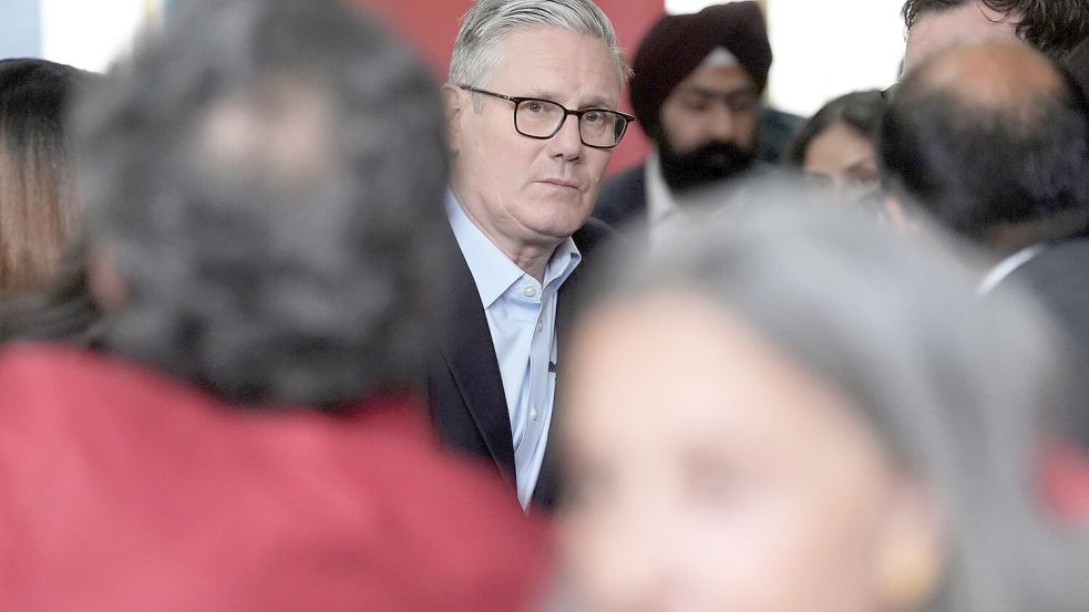 Im Abseits: Der britische Premierminister Starmer steht massiv unter Druck. Foto: Stefan Rousseau/PA Wire/dpa