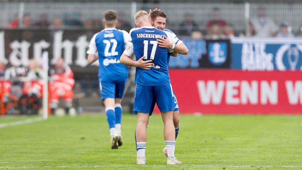 Kickers Emden tritt am Samstag bei Altona 93 an. Für Dennis Engel (von links), Janek Siderkiewicz und Tido Steffens wird es die letzte Partie im Kickers-Trikot sein. Foto: Jens Doden/Emden
