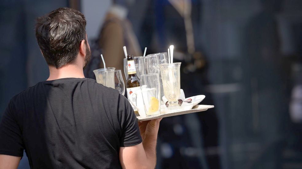 Kellner im Restaurant: Die Preise für Dienstleistungen ziehen an. Foto: Jonas Walzberg