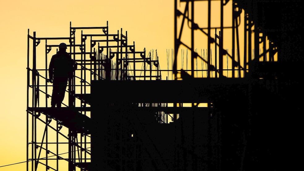 Bauarbeiter errichten bei Sonnenaufgang ein Gebäude am Kronberg. Die Preise für Immobilien und Grundstücke in Niedersachsen kennen seit Jahren nur eine Richtung: Sie gehen nach oben. Foto: DPA