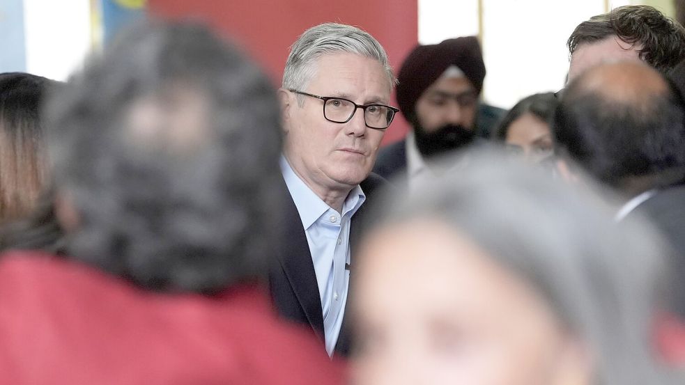 Im Abseits: Der britische Premierminister Starmer steht massiv unter Druck. Foto: Stefan Rousseau/PA Wire/dpa