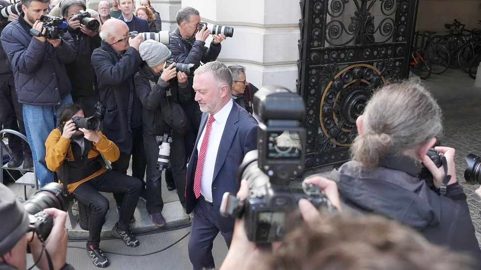 Vor der Downing Street versammeln sich zahlreiche Reporter. Foto: Jonathan Brady