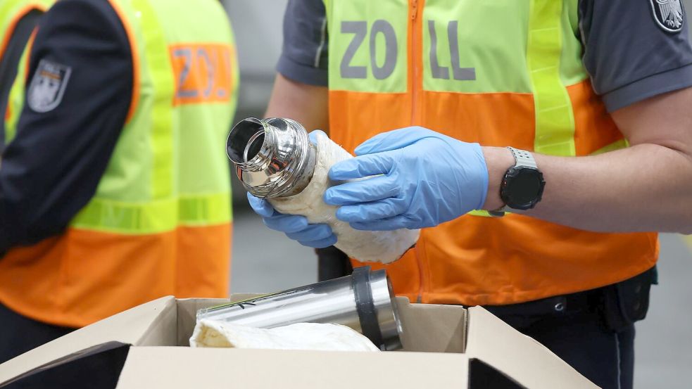Der Zoll überwacht die internationalen Warensendungen. Foto: Jan Woitas/dpa
