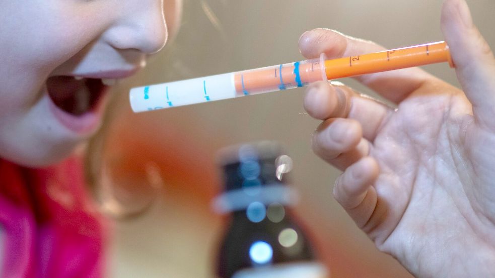 Engpässe bei Fiebersaft für Kinder wie 2022 in Deutschland sollen sich nicht wiederholen. (Symbolbild) Foto: Hendrik Schmidt