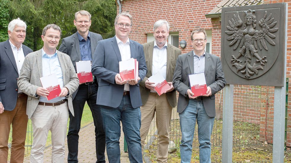 Dr. Claas Brons, Vorstandsvorsitzender der Gerhard ten Doornkaat Koolman-Stiftung, Professor Dr. Kęstutis Daugirdas, wissenschaftlicher Vorstand der Johannes a Lasco Bibliothek, Landschaftsdirektor Dr. Matthias Stenger, Dr. Heiko Suhr, Leiter der Landschaftsbibliothek, Dr. Klaas-Dieter Voß, wissenschaftlicher Mitarbeiter der Johannes a Lasco Bibliothek und Dr. Michael Hermann, Leiter des Niedersächsischen Landesarchivs in Aurich stellten die 106. Ausgabe des Emder Jahrbuchs vor.Foto: privat