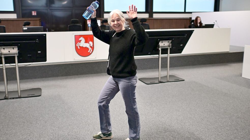 Winkend begrüßte Daniela Klette ihre Unterstützer im Zuschauerraum des Gerichtssaals. Foto: Sina Schuldt/dpa