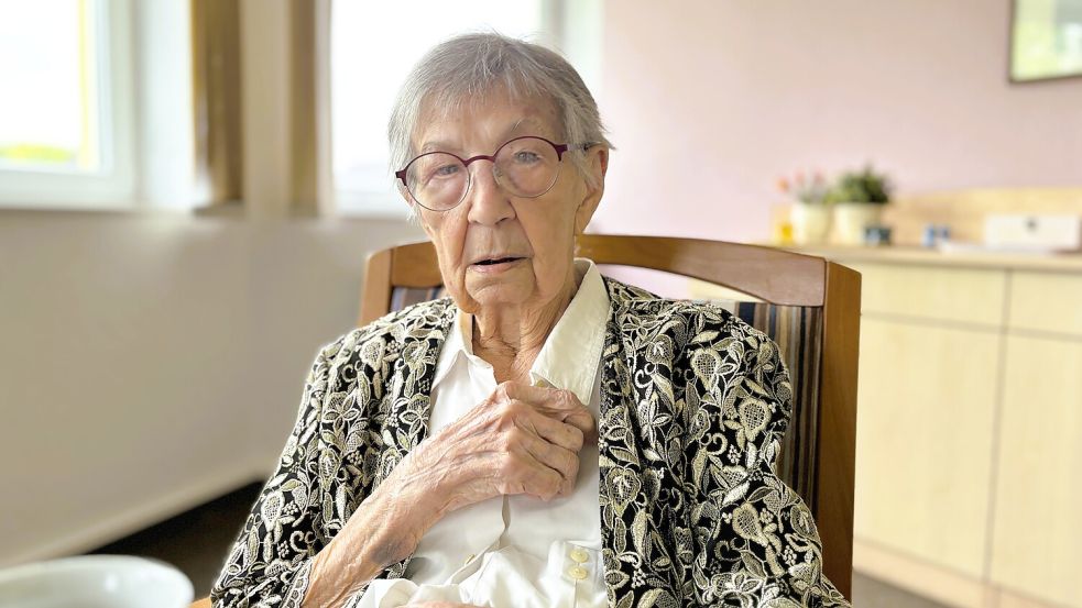 Schick angezogen erscheint Johanna Brümmer einen Tag vor ihrem 104. Geburtstag zum Gespräch mit der Presse. Foto: Nicole Böning