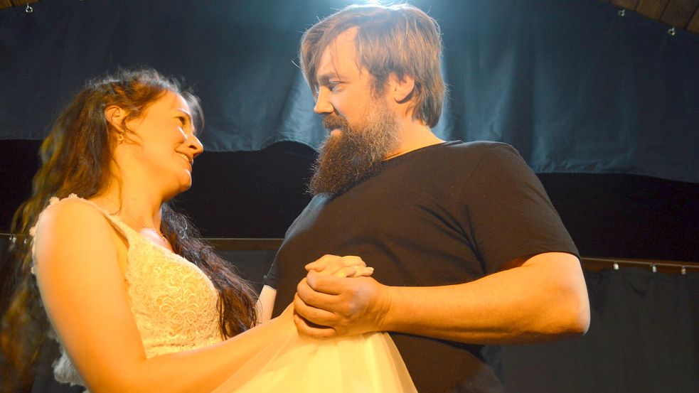 Anika Camp und Bastian Mansholt brillieren mit behutsamem Spiel in der originellen Komödie „De besten Daag in mien Leven“. Foto: Gerd-D. Gauger