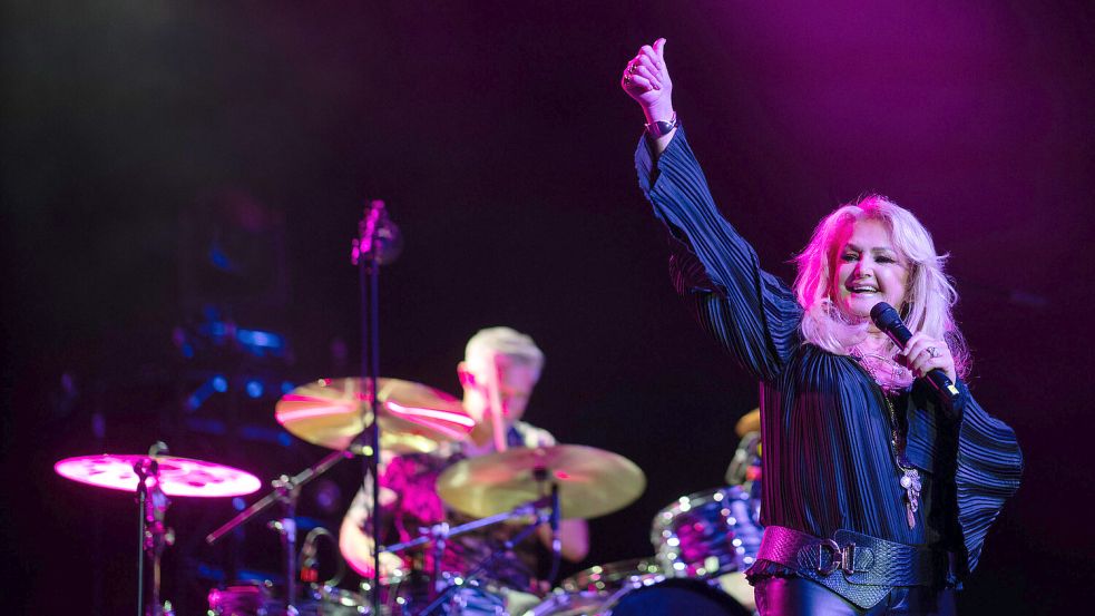 Der Gesundheitszustand von Bonnie Tyler ist ernst. Für ihr Konzert auf der Freilichtbühne in Wiesmoor am 30. Mai 2026 bedeutet das die Absage. Foto: dpa/Archiv