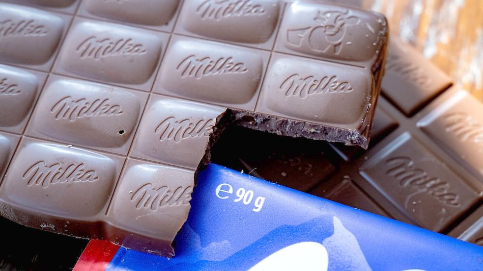 Viele Milka-Tafeln wiegen nur noch 90 statt 100 Gramm. (Archivbild) Foto: Sina Schuldt
