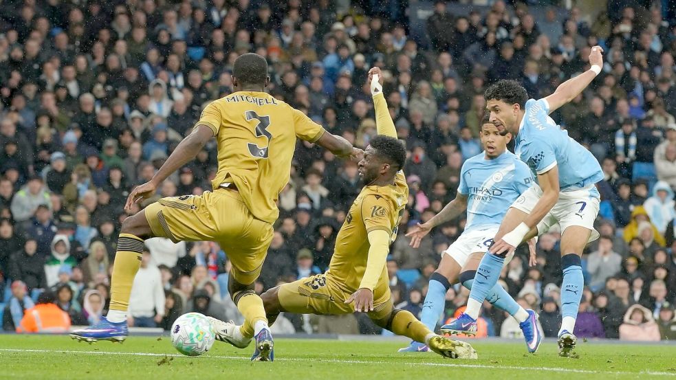 Omar Marmoush (r) von Manchester City erzielt das 2:0. Foto: Ian Hodgson